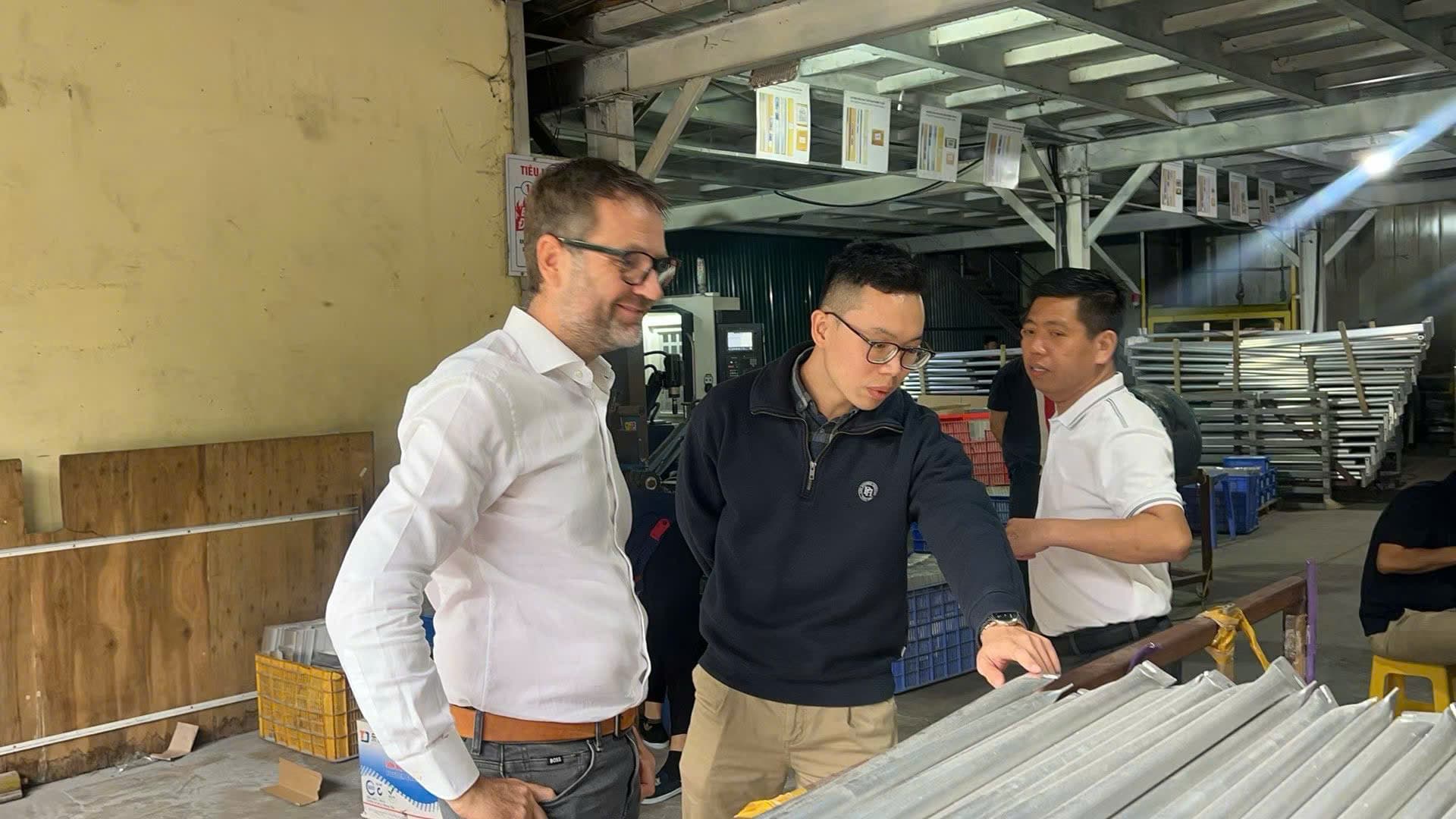 Lekker reviewing metal profiles with clients at a supplier warehouse